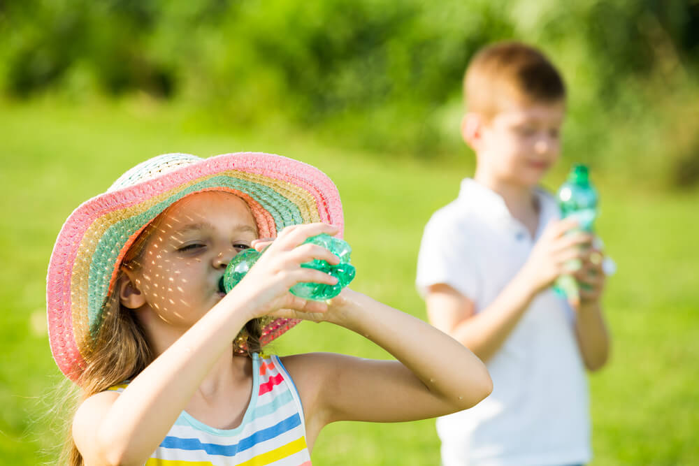 https://www.toplinemd.com/worldwide-pediatrics/wp-content/uploads/sites/32/2020/08/7-Tips-for-Keeping-Kids-Hydrated-During-Hot-Summer-Days.jpg